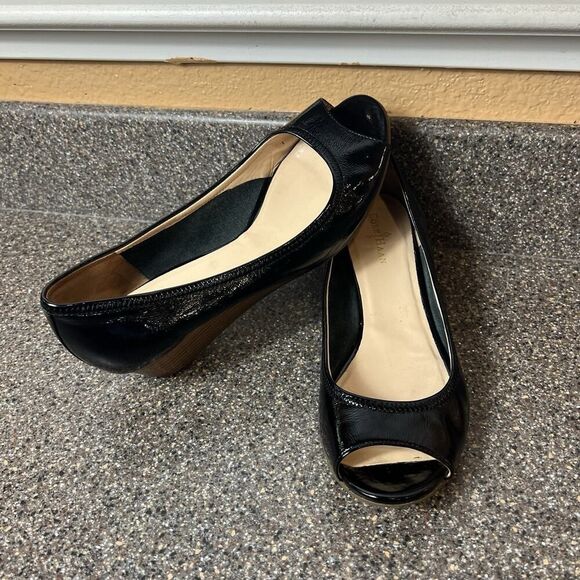 Cole Haan Air Womens 6.5 B Wedge Heel Slip On Pump Black Patent Leather Peep Toe - Picture 3 of 11